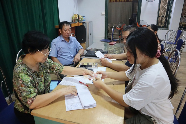 Phường Từ Liêm khẩn trương triển khai chi trả tiền quà kỷ niệm Quốc khánh 2/9 cho người dân- Ảnh 3.
