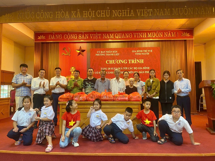 Phường Thanh Liệt: Gia đình Trí tuệ - Tình người trao 28 suất quà cho các hoàn cảnh khó khăn nhân dịp Quốc khánh 2/9 và mùa Vu Lan báo hiếu- Ảnh 5.