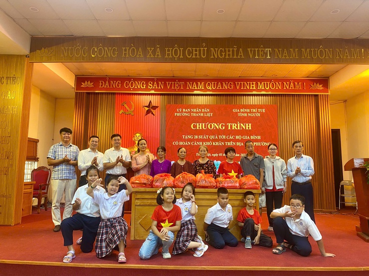 Phường Thanh Liệt: Gia đình Trí tuệ - Tình người trao 28 suất quà cho các hoàn cảnh khó khăn nhân dịp Quốc khánh 2/9 và mùa Vu Lan báo hiếu- Ảnh 3.