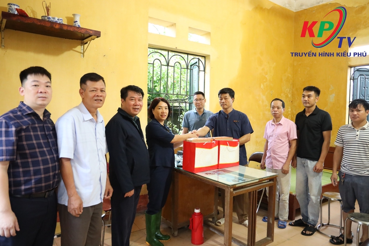 Đồng chí Nguyễn Thị Thu Trang- Chủ tịch Ủy ban MTTQ xã thăm động viên lực lượng trực vận hành các Trạm bơm tiêu úng trên địa bàn xã Kiều Phú- Ảnh 1.