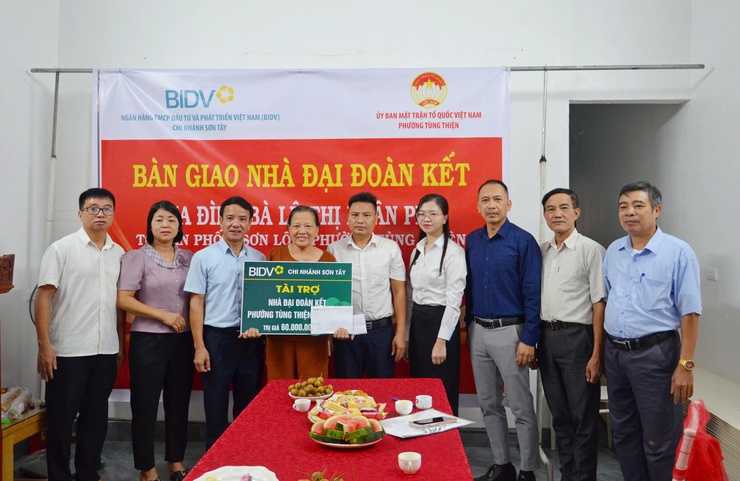 Phường Tùng Thiện khánh thành và bàn giao nhà đại đoàn kết tại TDP 6 Sơn Lộc

- Ảnh 1.