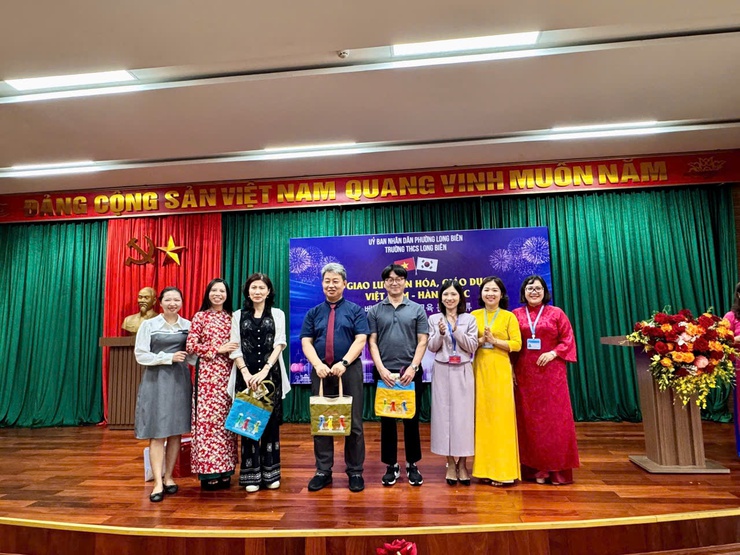 Trường THCS Long Biên tổ chức giao lưu văn hóa - ngôn ngữ với Trường Tiểu học Daeseong (Cheongju, Hàn Quốc)- Ảnh 8.