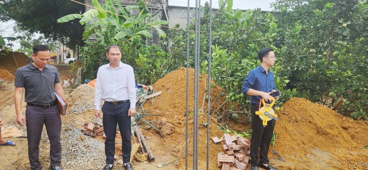 Xã Phú Cát: Hai hộ dân tự giác tháo dỡ công trình vi phạm, hoàn trả mặt bằng nguyên trạng- Ảnh 1.