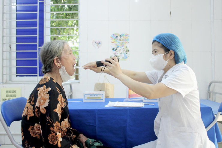 Bệnh viện đa khoa Đông Anh tổ chức khám bệnh và tư vấn sức khỏe cho người cao tuổi xã Đa Phúc- Ảnh 1.