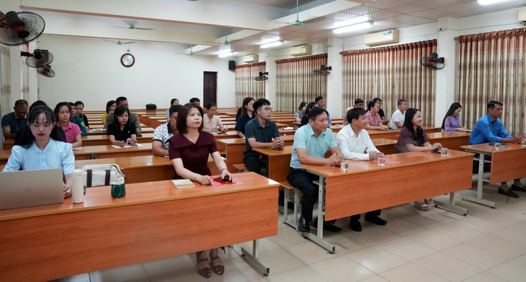 Sơn Tây: Khai giảng lớp Bồi dưỡng bồi dưỡng lý luận chính trị cho đảng viên mới tháng 10 năm 2025.- Ảnh 1.