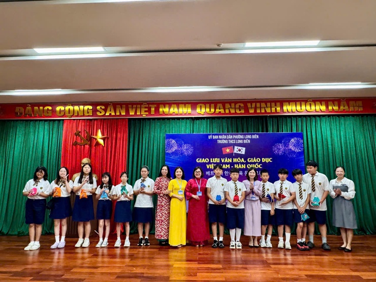 Trường THCS Long Biên tổ chức giao lưu văn hóa - ngôn ngữ với Trường Tiểu học Daeseong (Cheongju, Hàn Quốc)- Ảnh 1.