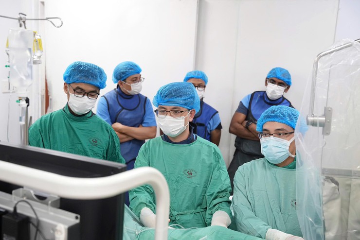 Bệnh viện Tim Hà Nội: Thực hiện can thiệp lâm sàng phức tạp ngay tại Hội thảo khoa học- Ảnh 1.