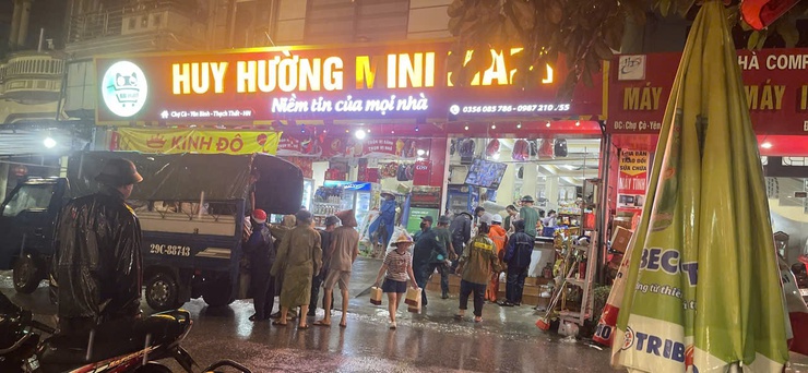 Các lực lượng xã Yên Xuân tích cực giúp đỡ các hộ gia đình bị sạt lở trên địa bàn xã di dời người và tài sản đến nơi an toàn- Ảnh 1.