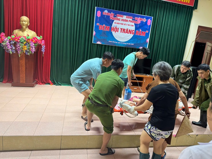 Phường Xuân Phương: Kịp thời hỗ trợ cụ bà 85 tuổi mắc COPD khi nhà bị ngập nước- Ảnh 5.