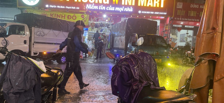 Các lực lượng xã Yên Xuân tích cực giúp đỡ các hộ gia đình bị sạt lở trên địa bàn xã di dời người và tài sản đến nơi an toàn- Ảnh 2.