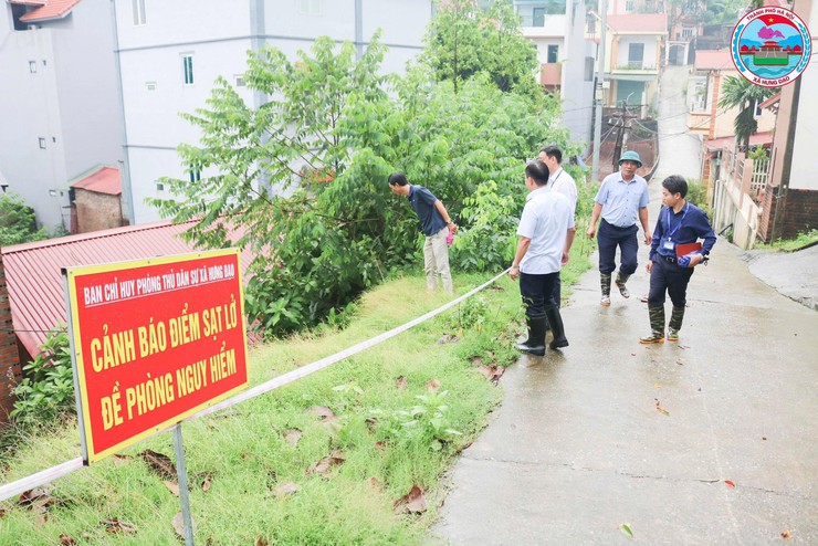 ĐỒNG CHÍ CHỦ TỊCH UBND XÃ HƯNG ĐẠO KIỂM TRA CÔNG TÁC KHẮC PHỤC HẬU QUẢ CƠN BÃO SỐ 10- Ảnh 1.