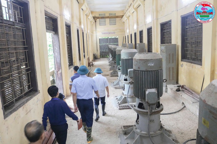 ĐỒNG CHÍ CHỦ TỊCH UBND XÃ HƯNG ĐẠO KIỂM TRA CÔNG TÁC KHẮC PHỤC HẬU QUẢ CƠN BÃO SỐ 10- Ảnh 4.