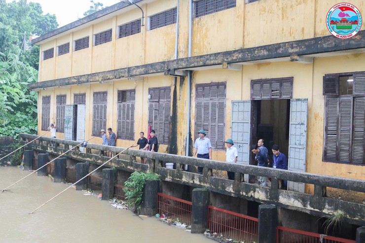 ĐỒNG CHÍ CHỦ TỊCH UBND XÃ HƯNG ĐẠO KIỂM TRA CÔNG TÁC KHẮC PHỤC HẬU QUẢ CƠN BÃO SỐ 10- Ảnh 2.