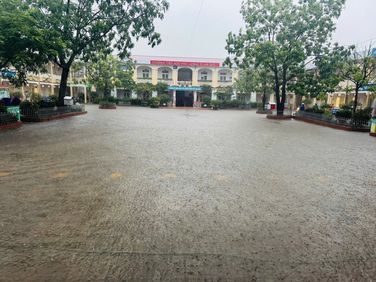 UBND phường hỗ trợ Trường tiểu học Phú Lương II ứng phó với ngập trong mưa bão- Ảnh 1.