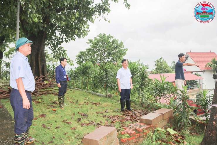 ĐỒNG CHÍ CHỦ TỊCH UBND XÃ HƯNG ĐẠO KIỂM TRA CÔNG TÁC KHẮC PHỤC HẬU QUẢ CƠN BÃO SỐ 10- Ảnh 5.
