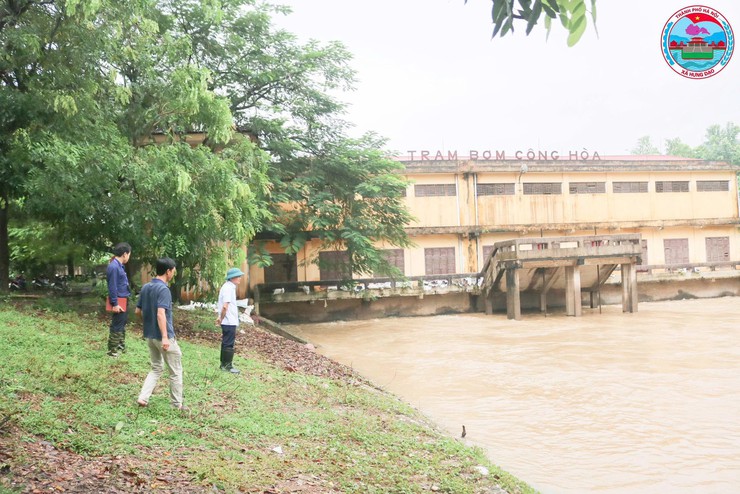 ĐỒNG CHÍ CHỦ TỊCH UBND XÃ HƯNG ĐẠO KIỂM TRA CÔNG TÁC KHẮC PHỤC HẬU QUẢ CƠN BÃO SỐ 10- Ảnh 3.