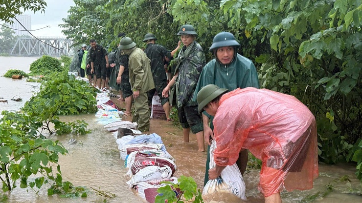 Phường Xuân Phương chủ động ứng phó, hỗ trợ người dân bị ảnh hưởng bởi bão số 10- Ảnh 2.