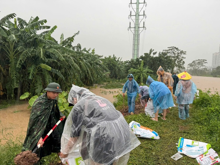 Phường Xuân Phương chủ động ứng phó, hỗ trợ người dân bị ảnh hưởng bởi bão số 10- Ảnh 4.