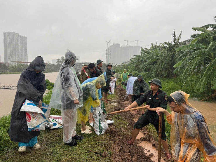 Phường Xuân Phương chủ động ứng phó, hỗ trợ người dân bị ảnh hưởng bởi bão số 10- Ảnh 1.