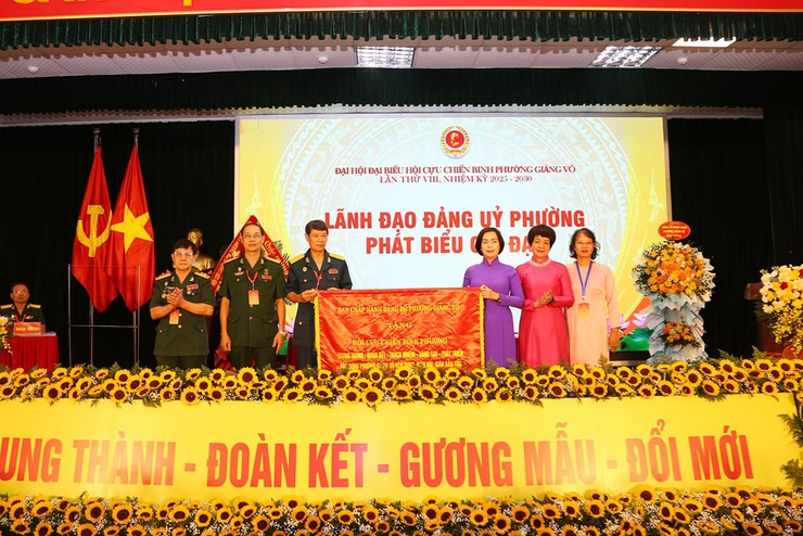 Hội Cựu chiến binh phường Giảng Võ: Phát huy truyền thống “Trung thành - Đoàn kết - Gương mẫu - Đổi mới” quyết tâm xây dựng tổ chức Hội thật sự vững mạnh- Ảnh 2.