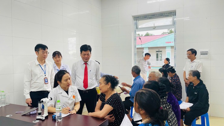 Trạm Y tế xã Phúc Thọ triển khai Chương trình phòng chống mù loà và khám, quản lý bệnh mạn tính không lây năm 2025 tại Điểm trạm Trạch Mỹ Lộc- Ảnh 1.