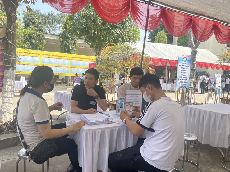 Phiên giao dịch việc làm lưu động xã Tiến Thắng năm 2025: Cơ hội việc làm cho hàng nghìn lao động- Ảnh 1.