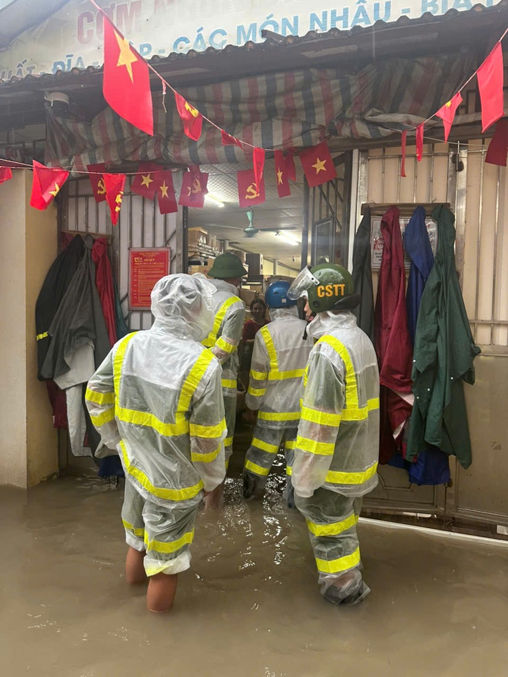 Công an phường Xuân Đỉnh hỗ trợ kịp thời người dân trên địa bàn trong cơn bão số 10- Ảnh 4.