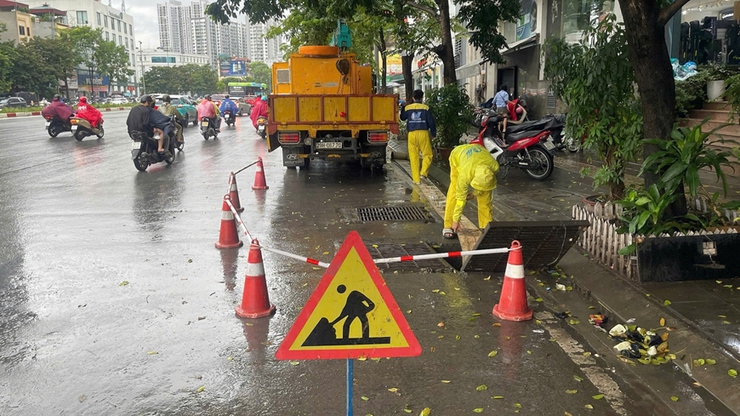 Hà Nội yêu cầu các sở, ngành và địa phương chủ động ứng phó mưa lũ, sạt lở đất, lũ quét- Ảnh 1.