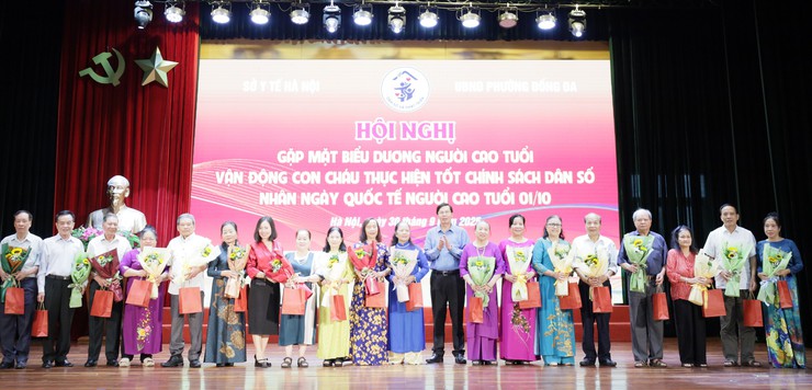 Gặp mặt biểu dương Người cao tuổi tiêu biểu trong công tác vận động con cháu thực hiện tốt chính sách dân số phường Đống Đa- Ảnh 3.