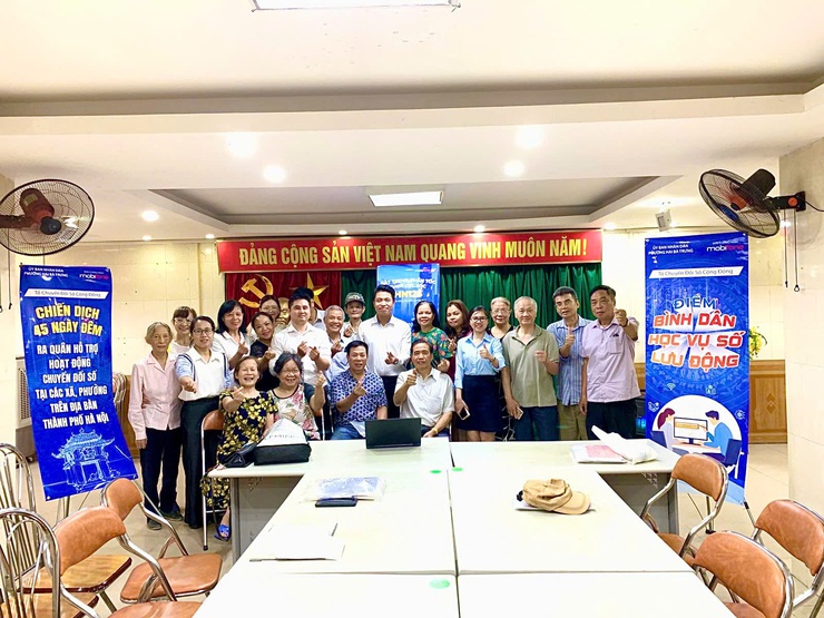"Bình dân học vụ số" và "Tổ ứng cứu công nghệ" phường Hai Bà Trưng cán đích mục tiêu 45 ngày đêm chuyển đổi số.- Ảnh 1.