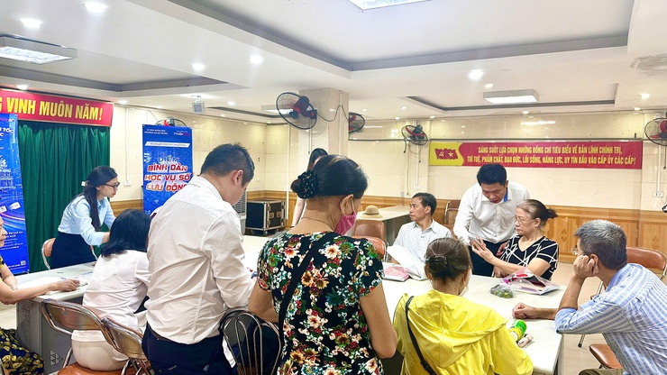 "Bình dân học vụ số" và "Tổ ứng cứu công nghệ" phường Hai Bà Trưng cán đích mục tiêu 45 ngày đêm chuyển đổi số.- Ảnh 2.