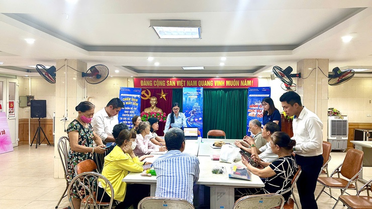 "Bình dân học vụ số" và "Tổ ứng cứu công nghệ" phường Hai Bà Trưng cán đích mục tiêu 45 ngày đêm chuyển đổi số.- Ảnh 3.