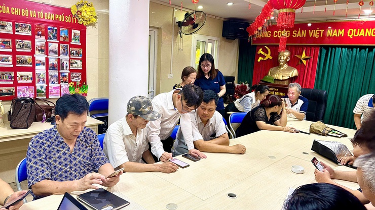 "Bình dân học vụ số" và "Tổ ứng cứu công nghệ" phường Hai Bà Trưng cán đích mục tiêu 45 ngày đêm chuyển đổi số.- Ảnh 4.