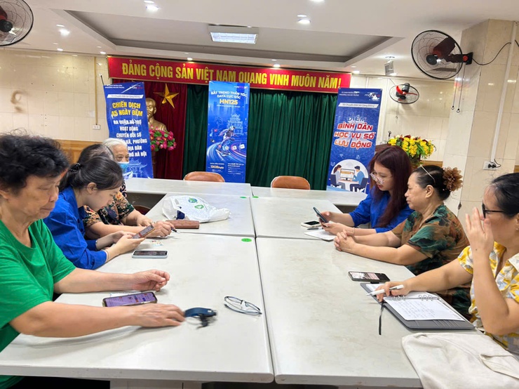 "Bình dân học vụ số" và "Tổ ứng cứu công nghệ" phường Hai Bà Trưng cán đích mục tiêu 45 ngày đêm chuyển đổi số.- Ảnh 5.
