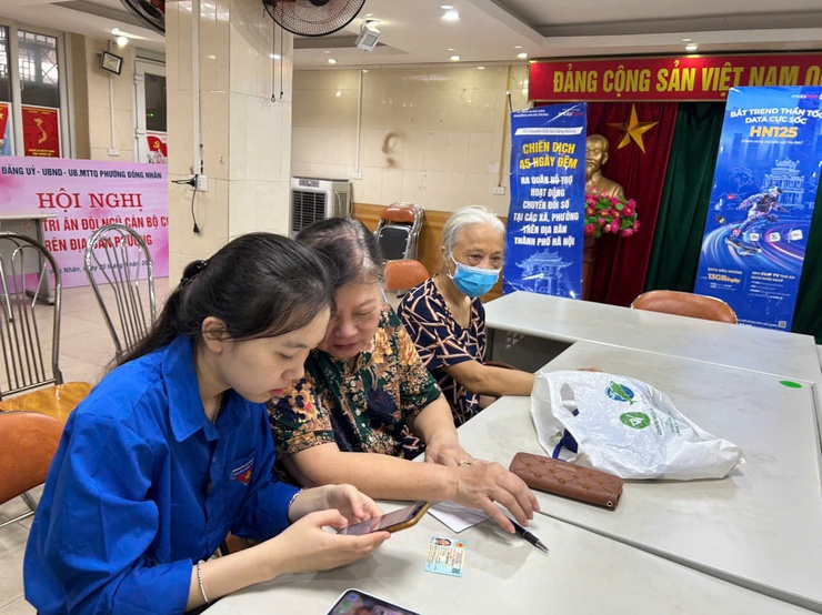 "Bình dân học vụ số" và "Tổ ứng cứu công nghệ" phường Hai Bà Trưng cán đích mục tiêu 45 ngày đêm chuyển đổi số.- Ảnh 7.