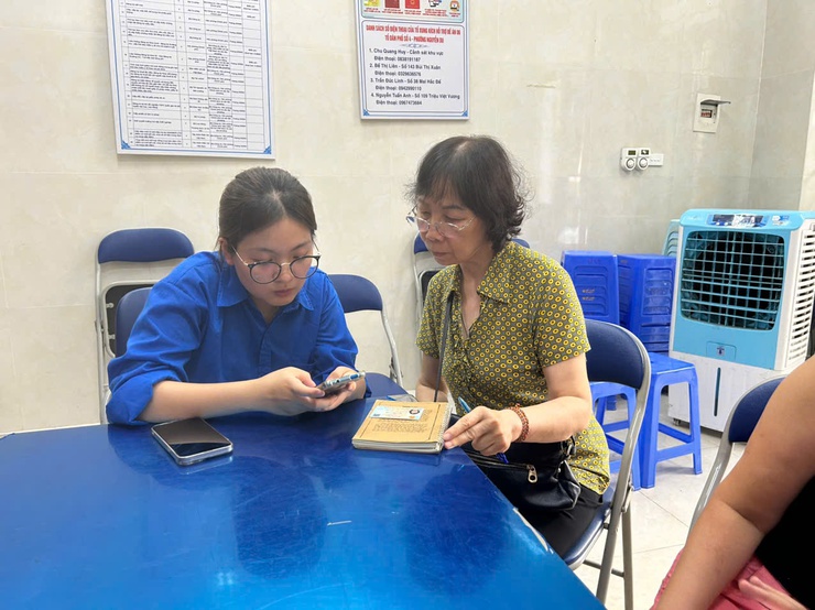 "Bình dân học vụ số" và "Tổ ứng cứu công nghệ" phường Hai Bà Trưng cán đích mục tiêu 45 ngày đêm chuyển đổi số.- Ảnh 10.