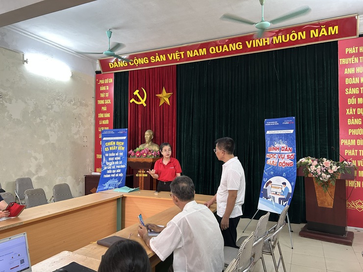 "Bình dân học vụ số" và "Tổ ứng cứu công nghệ" phường Hai Bà Trưng cán đích mục tiêu 45 ngày đêm chuyển đổi số.- Ảnh 8.