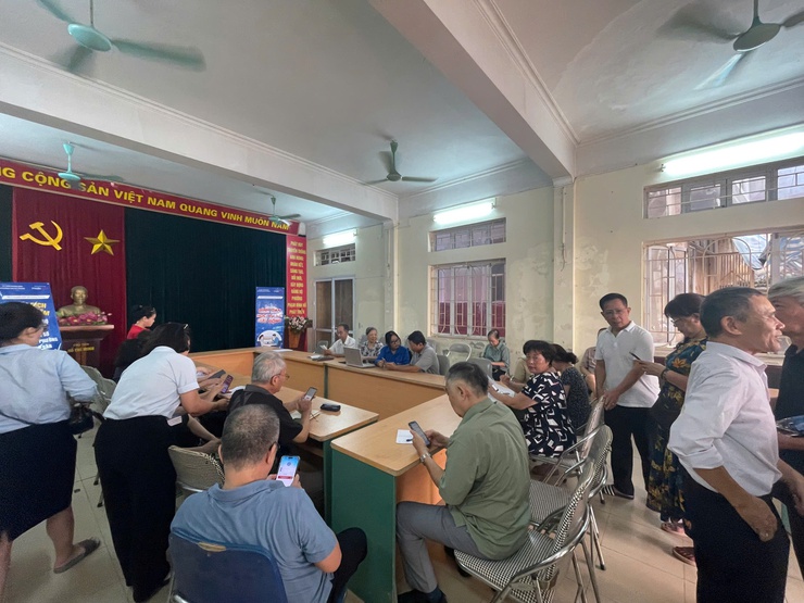 "Bình dân học vụ số" và "Tổ ứng cứu công nghệ" phường Hai Bà Trưng cán đích mục tiêu 45 ngày đêm chuyển đổi số.- Ảnh 13.