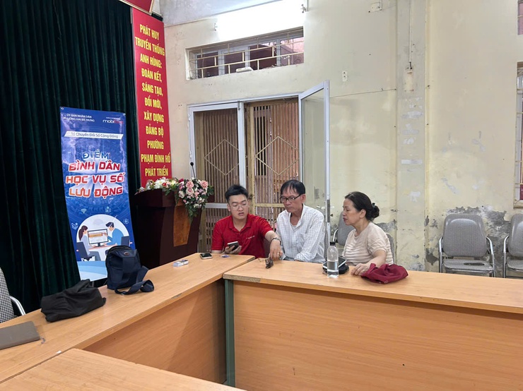 "Bình dân học vụ số" và "Tổ ứng cứu công nghệ" phường Hai Bà Trưng cán đích mục tiêu 45 ngày đêm chuyển đổi số.- Ảnh 15.
