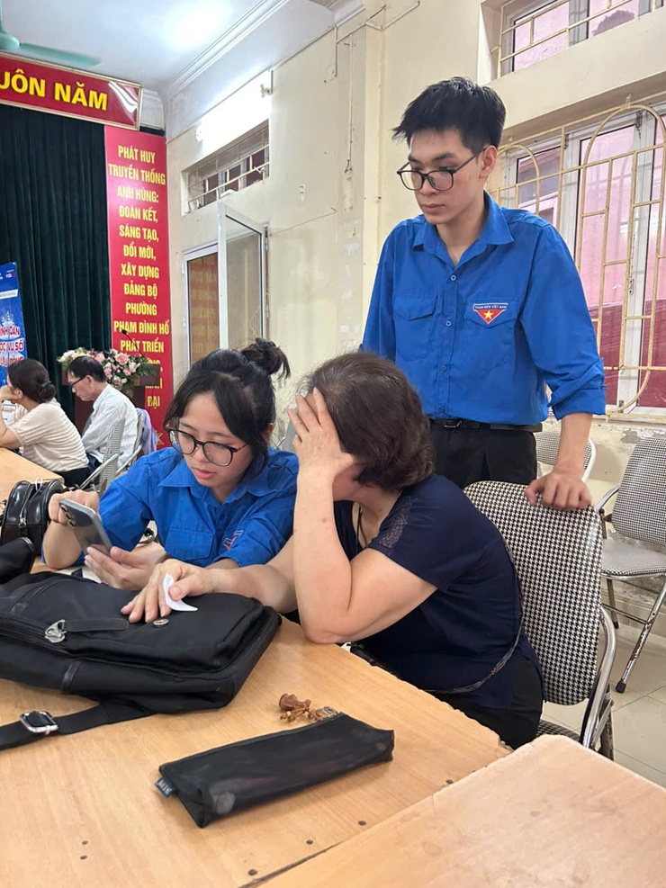"Bình dân học vụ số" và "Tổ ứng cứu công nghệ" phường Hai Bà Trưng cán đích mục tiêu 45 ngày đêm chuyển đổi số.- Ảnh 14.