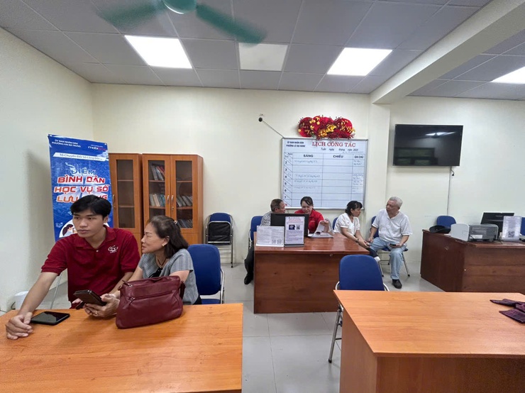 "Bình dân học vụ số" và "Tổ ứng cứu công nghệ" phường Hai Bà Trưng cán đích mục tiêu 45 ngày đêm chuyển đổi số.- Ảnh 16.