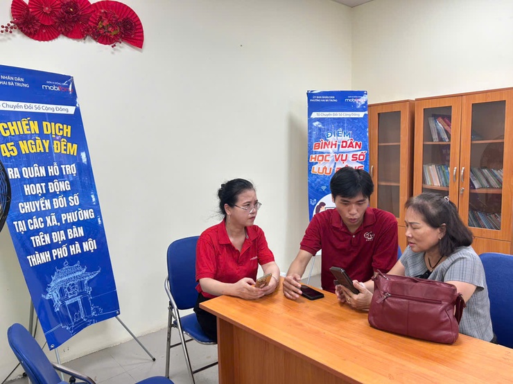 "Bình dân học vụ số" và "Tổ ứng cứu công nghệ" phường Hai Bà Trưng cán đích mục tiêu 45 ngày đêm chuyển đổi số.- Ảnh 17.