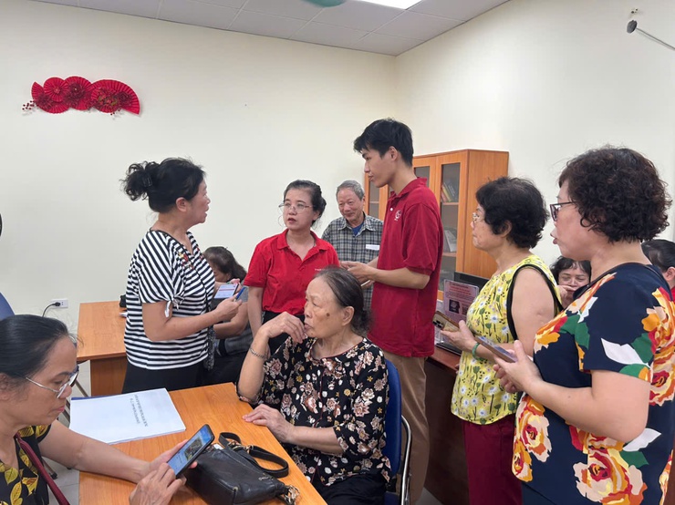 "Bình dân học vụ số" và "Tổ ứng cứu công nghệ" phường Hai Bà Trưng cán đích mục tiêu 45 ngày đêm chuyển đổi số.- Ảnh 18.