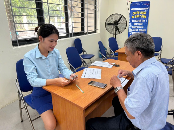"Bình dân học vụ số" và "Tổ ứng cứu công nghệ" phường Hai Bà Trưng cán đích mục tiêu 45 ngày đêm chuyển đổi số.- Ảnh 12.