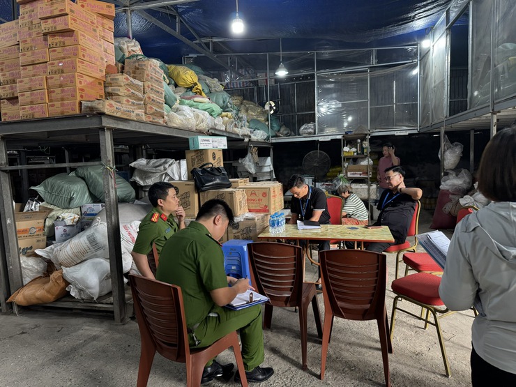 Kiểm tra cao điểm đối với các kho, xưởng vùng bãi thuộc phường Long Biên- Ảnh 1.