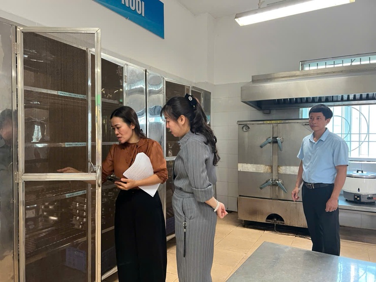 Ban văn hóa xã hội phường Kiến Hưng giám sát công tác đảm bảo an toàn thực phẩm đối với Trường Mầm non Mậu Lương- Ảnh 2.