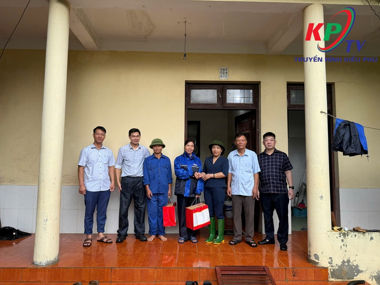 Đồng chí Nguyễn Thị Thu Trang- Chủ tịch Ủy ban MTTQ xã thăm động viên lực lượng trực vận hành các Trạm bơm tiêu úng trên địa bàn xã Kiều Phú- Ảnh 4.