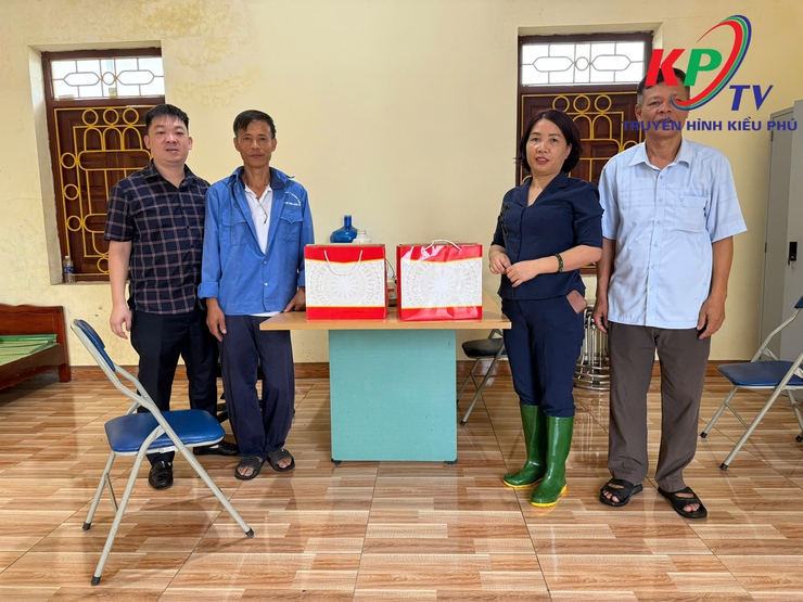 Đồng chí Nguyễn Thị Thu Trang- Chủ tịch Ủy ban MTTQ xã thăm động viên lực lượng trực vận hành các Trạm bơm tiêu úng trên địa bàn xã Kiều Phú- Ảnh 3.