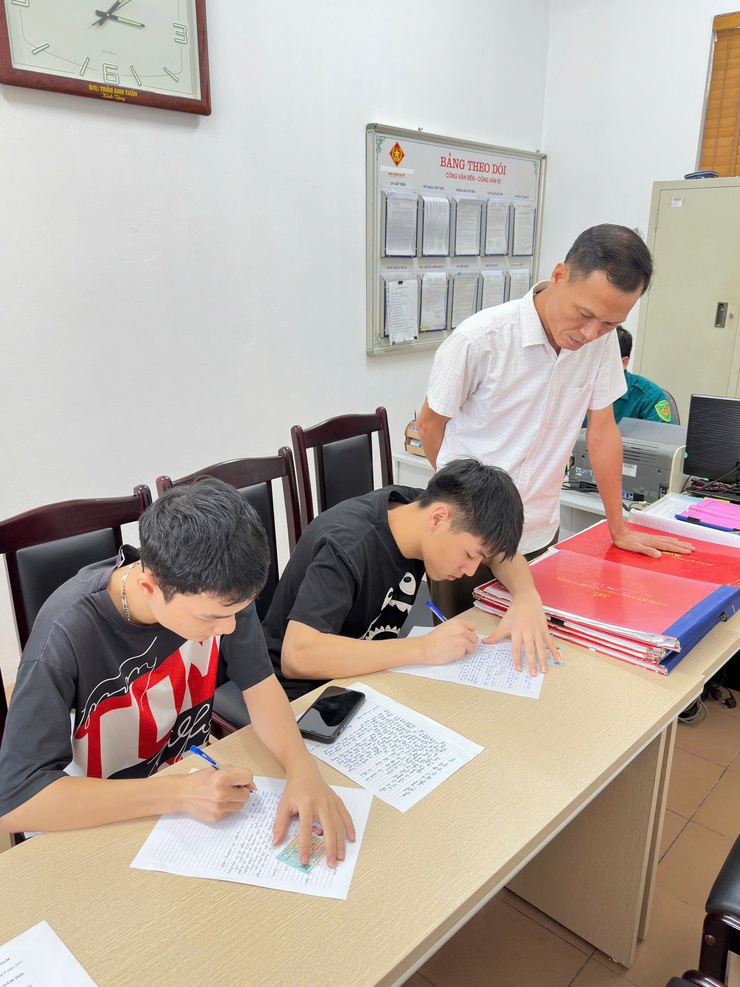 Thanh niên xã Phúc Thọ hăng hái viết đơn tình nguyện lên đường nhập ngũ năm 2026- Ảnh 1.