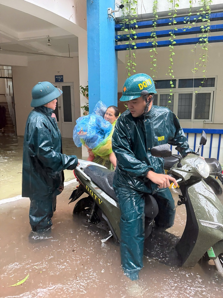 Phường Định Công hỗ trợ người dân khắc phục ảnh hưởng do hoàn lưu bão số 10 gây ra- Ảnh 1.